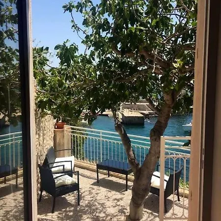 L’aiguade, D'exception à * Cassis