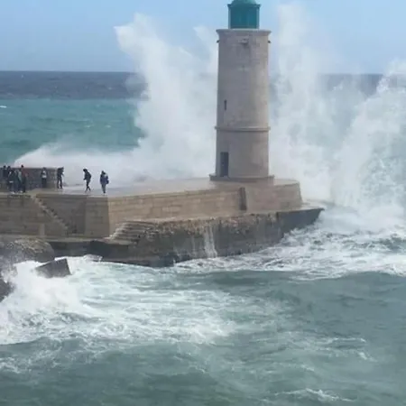 L'aiguade, D'exception A *